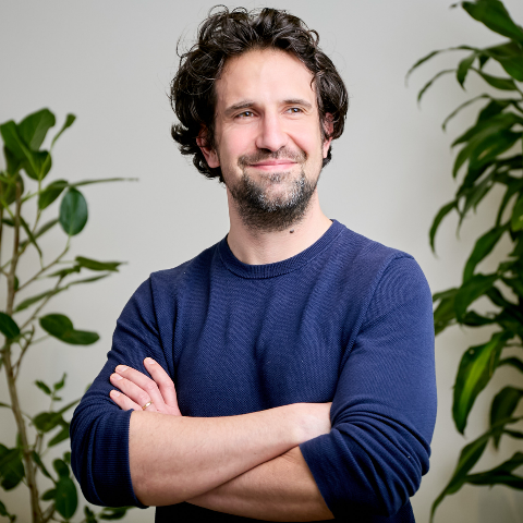 Headshot of Victor Barres